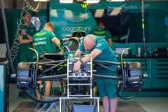 Aston Martin Armaco Cognizant F1 Team, Mechanics working on car